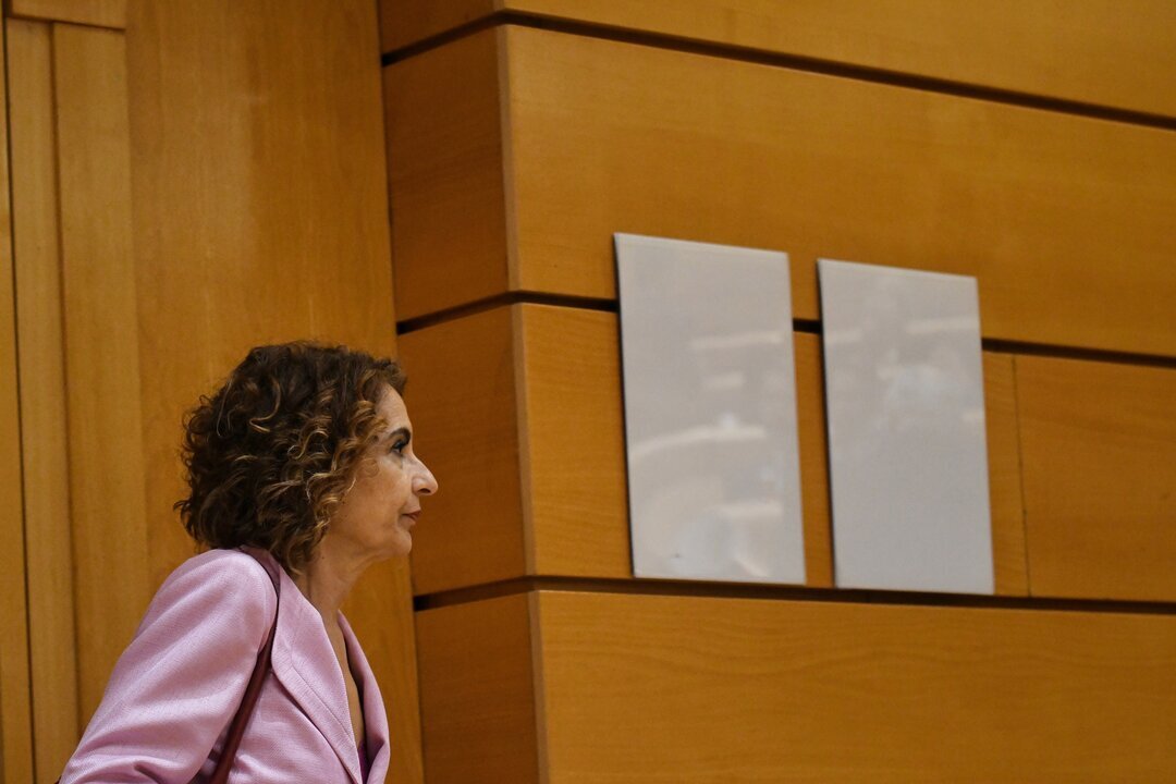 La vicepresidenta primera y ministra de Hacienda, Mar&iacute;a Jes&uacute;s Montero, durante una sesi&oacute;n de control, en el Senado, a 25 de febrero de 2025, en Madrid.