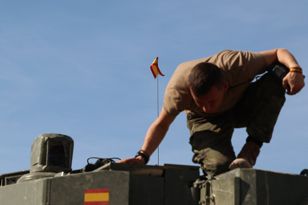 Un militar ucraniano subido en uno de los carros de combate Leopard 2A4 durante la presentaci&oacute;n de la formaci&oacute;n de las Fuerzas Armadas espa&ntilde;olas a militares ucranianos