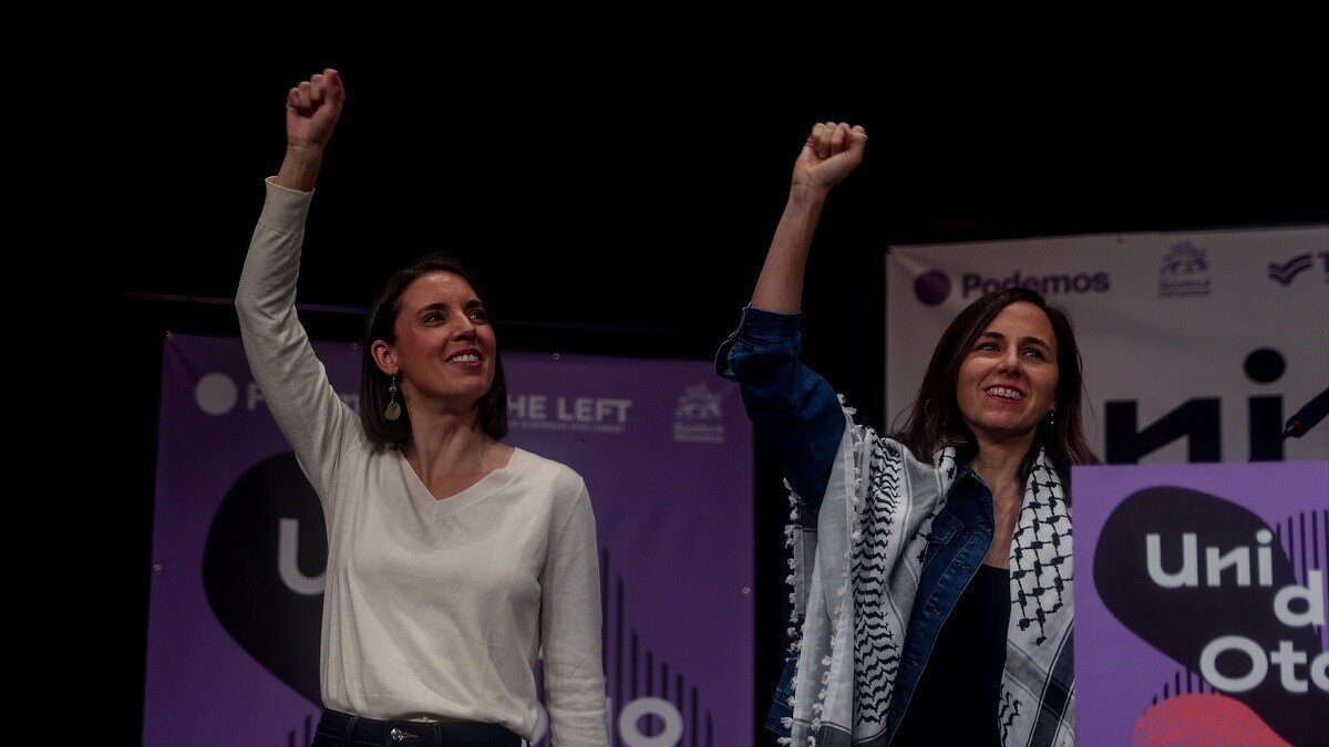 Ione Belarra, con un pa&ntilde;uelo palestino, e Irene Montero, en un acto de Podemos (Firma: Ricardo Rubio / Europa Press).