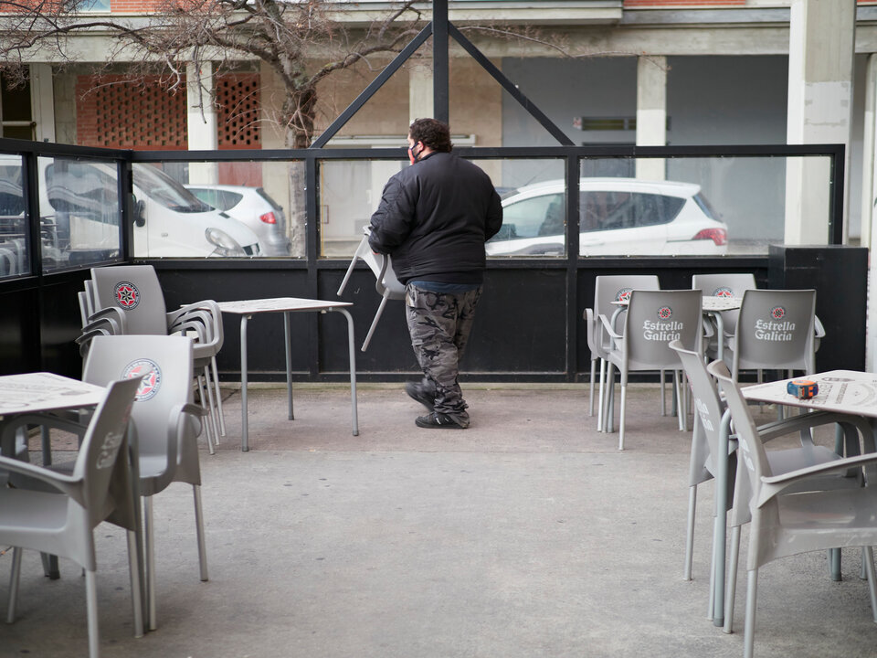 Txabo, due&ntilde;o del Bar Ogi, preparando la terraza para la apertura de la misma, en Pamplona , hoy 26 de noviembre de 2020.