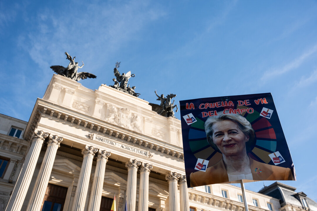 Un cartel con la cara de la presidenta de la Comisi&oacute;n Europea, durante una protesta de agricultores y ganaderos frente al Ministerio de Agricultura. (Foto: Matias Chiofalo / Europa Press)
