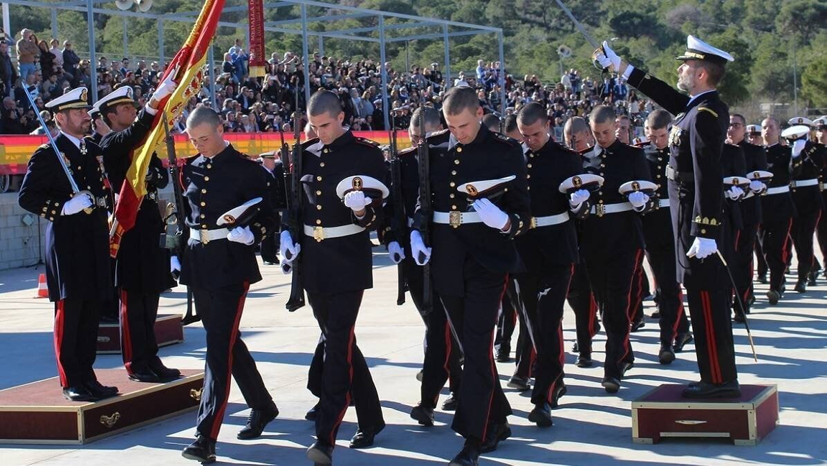Jura de bandera en la Escuela de Infanter&iacute;a de Marina General Albacete y Fuster.