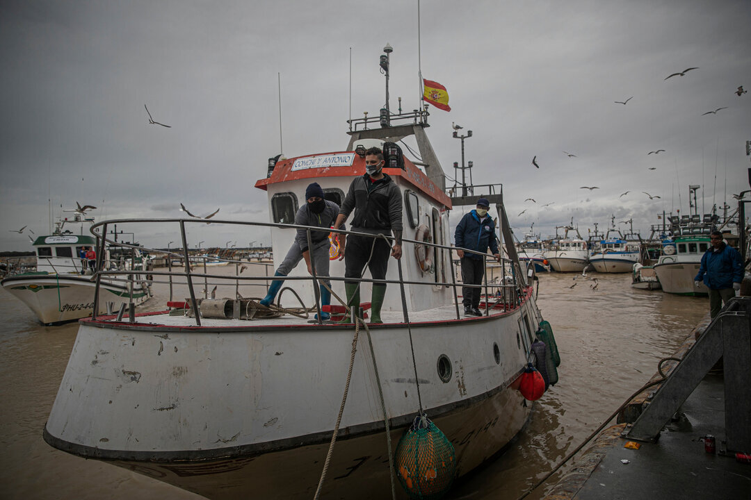 Marineros y pescadores en la lonja del  Puerto de Bonanza en Sanl&uacute;car de Barrameda.