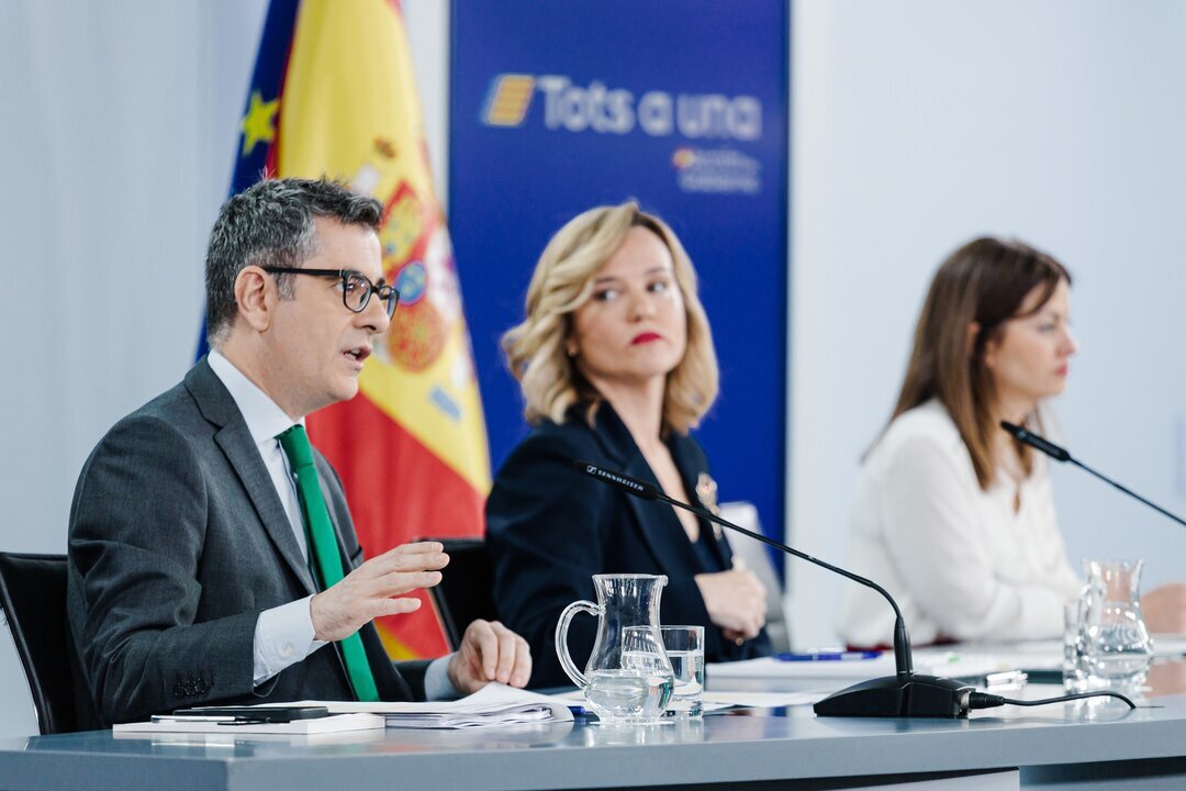 El ministro de la Presidencia, Relaciones con las Cortes y Justicia, F&eacute;lix Bola&ntilde;os y la ministra Portavoz, Pilar Alegr&iacute;a, durante una rueda de prensa tras el Consejo de Ministros, en el Palacio de la Moncloa, a 25 de marzo de 2025, en Madrid.