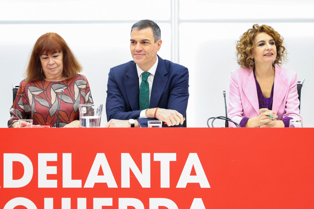 El presidente del Gobierno y secretario general del PSOE, Pedro S&aacute;nchez, junto a la vicesecretaria general, Mar&iacute;a Jes&uacute;s Montero y la presidenta del partido, Cristina Narbona.