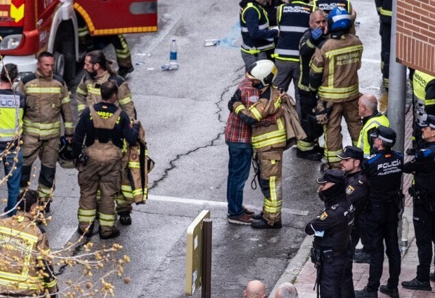 Bomberos y polic&iacute;as en el incendio de un garaje en Alcorc&oacute;n (Madrid)