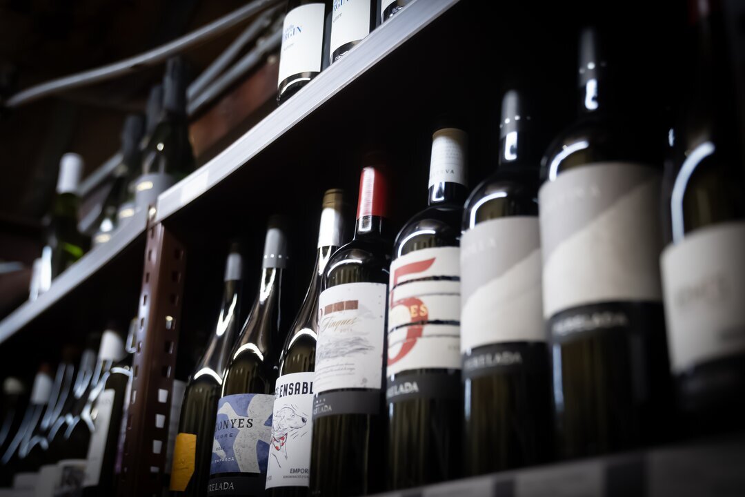 Varias botellas de vino.