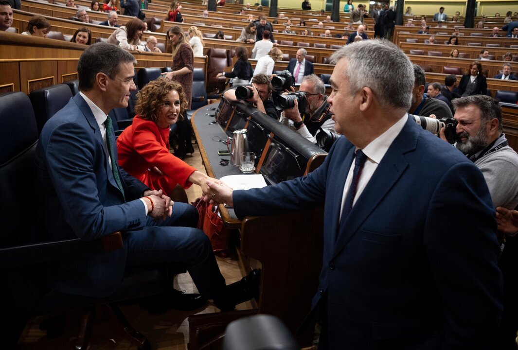 El presidente del Gobierno, Pedro S&aacute;nchez y la vicepresidenta primera y ministra de Hacienda, Mar&iacute;a Jes&uacute;s Montero, que saluda al secretario de Organizaci&oacute;n del PSOE, Santos Cerd&aacute;n, en el Congreso de los Diputados.