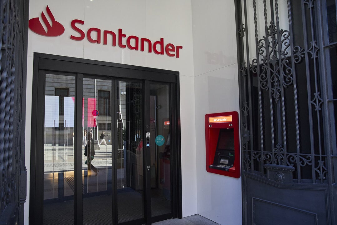 Fachada de una oficina del Banco Santander, en Madrid. Europa Press