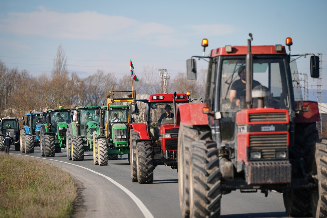 Ganaderos y agricultores realizan una protesta con tractores por la situaci&oacute;n del sector. (Foto: I&ntilde;aki Berasaluce / Europa Press)