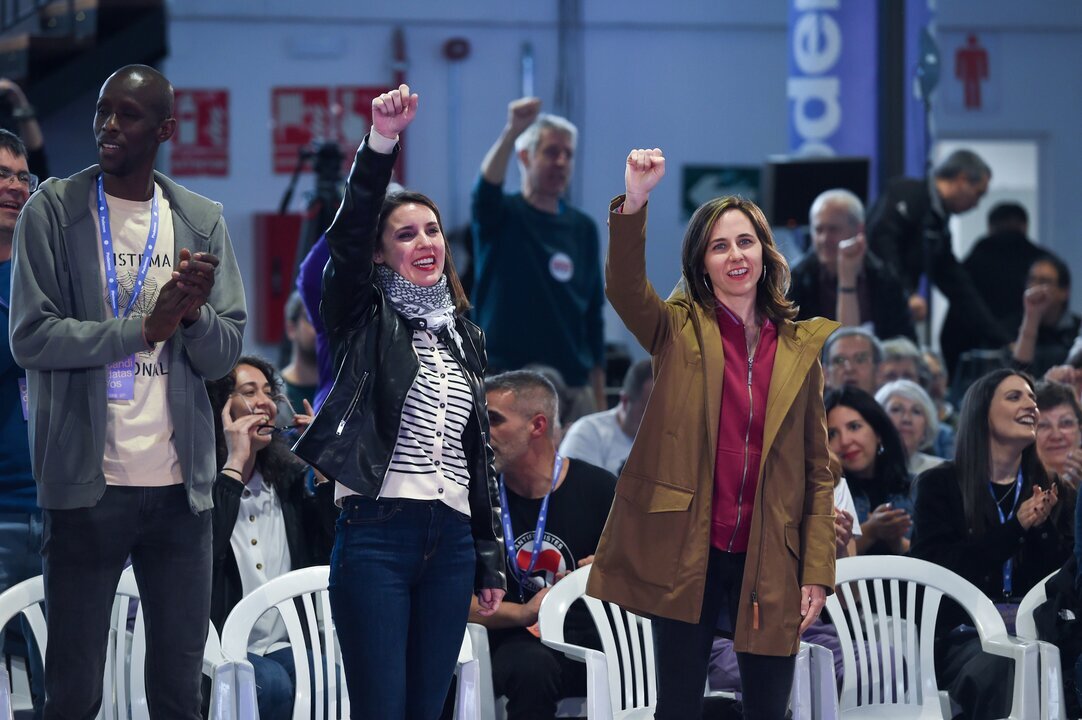 La eurodiputada de Podemos, Irene Montero (i) y la secretaria general de Podemos y diputada, Ione Belarra (d), durante la V Asamblea Ciudadana de Podemos, en el Pabell&oacute;n de Convenciones de Casa de Campo, a 11 de abril de 2025, en Madrid (Espa&ntilde;a).