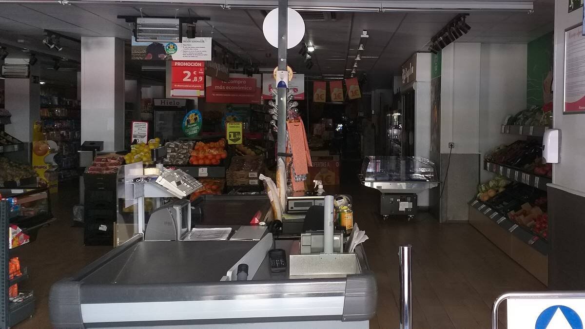 Interior de un supermercado cerrado tras el apag&oacute;n (Foto: Aurelio Ruiz Enebral).