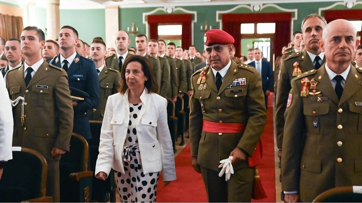 La ministra de Defensa, Margarita Robles, y el director de la Academia General Militar de Zaragoza, Prudencio Horche (Firma: Ram&oacute;n Comet / Europa Press).