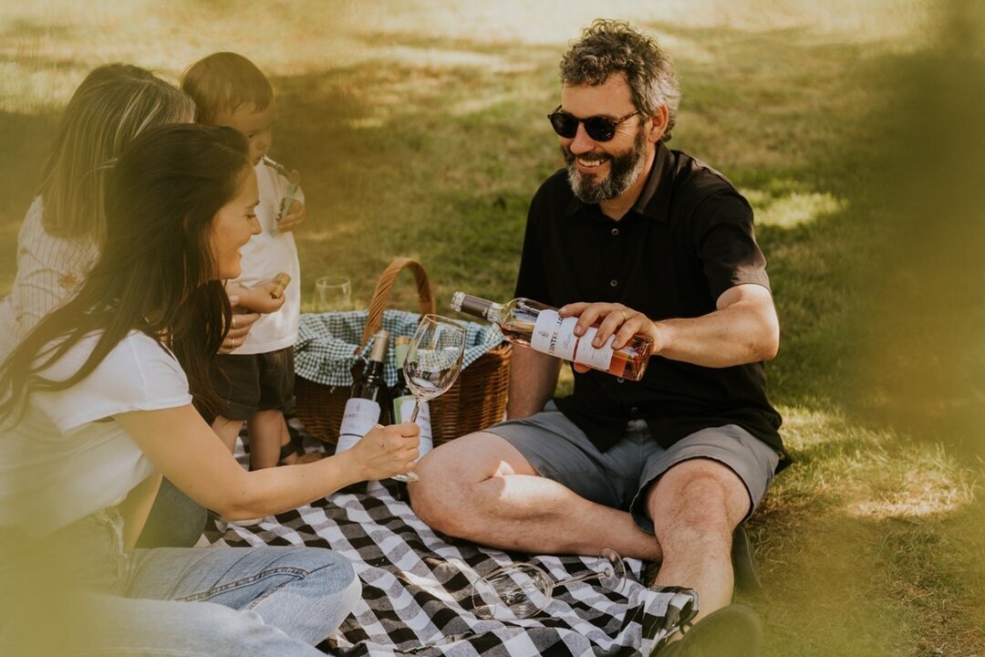 Turistas en San Juan de Luz cambian bares por picnic en la playa