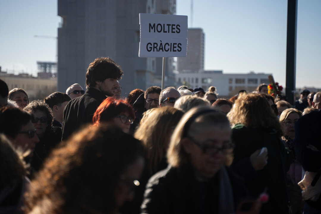 Decenas de personas durante un homenaje a los voluntarios y las v&iacute;ctimas de la DANA, en el &lsquo;Puente de la Solidaridad&rsquo;, a 29 de diciembre de 2024, en Valencia. (Foto: Jorge Gil / Europa Press)