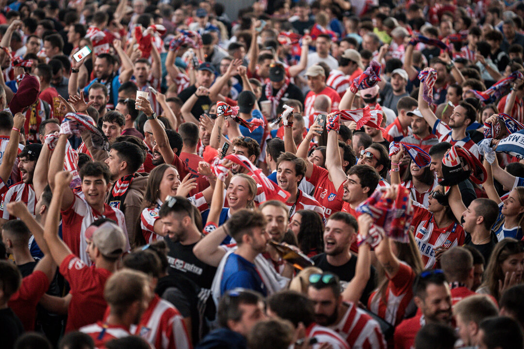 Cientos de aficionados en los alrededores del estadio Metropolitano. (Foto: Diego Radam&eacute;s / Europa Press)