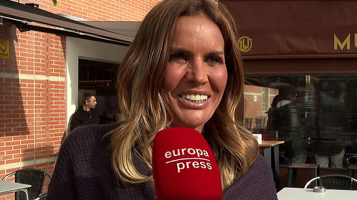 Marta L&oacute;pez camina al altar acompa&ntilde;ada de su hijo