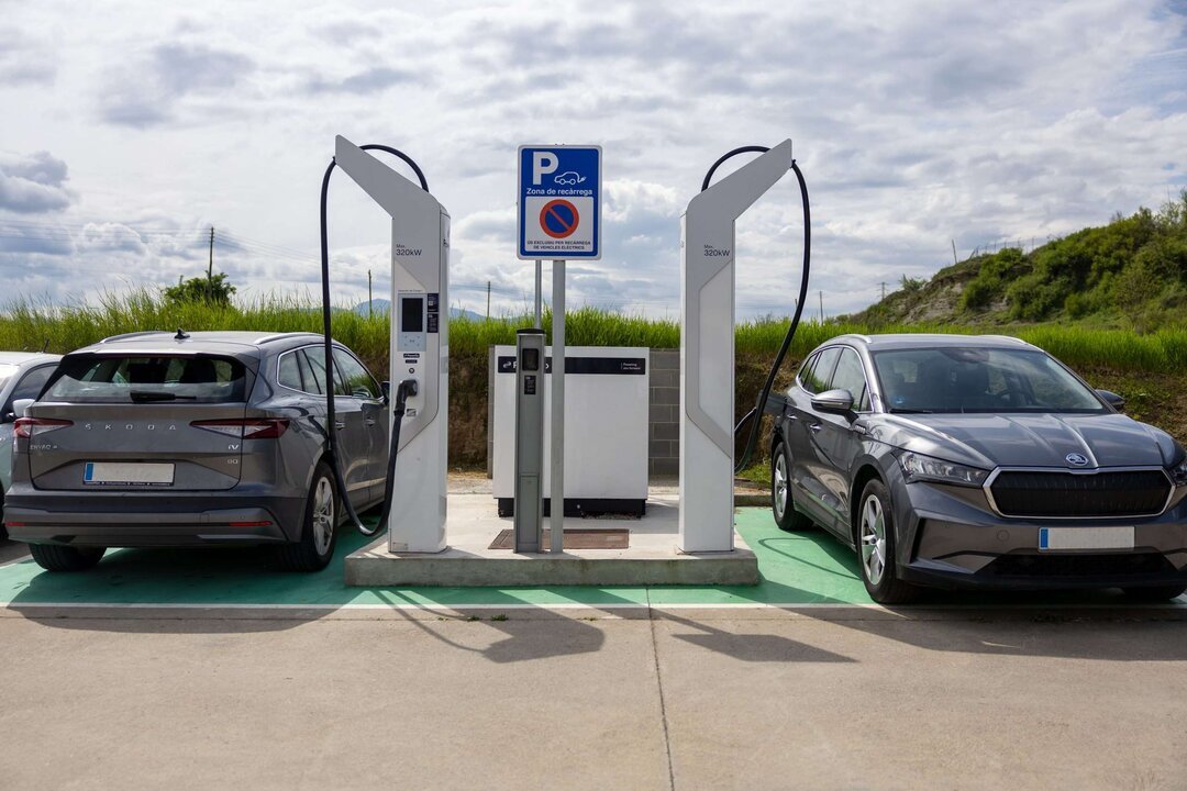 Dos coches repostando en un punto de recarga el&eacute;ctrica