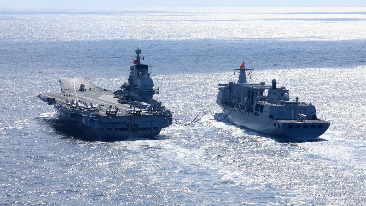 Portaaviones franc&eacute;s seguido por China en el estrecho de Luz&oacute;n