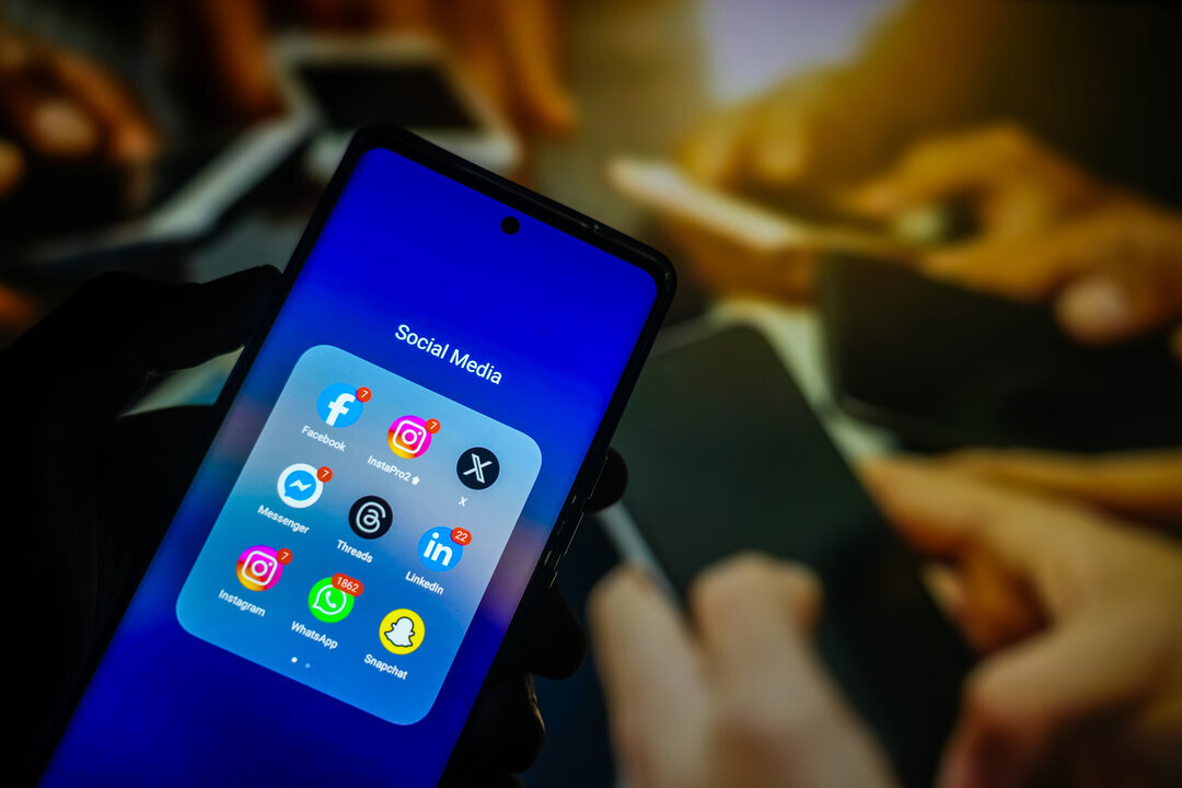 Un tel&eacute;fono m&oacute;vil con varias aplicaciones de redes sociales. (Foto: Saurabh Sirohiya / Europa Press)