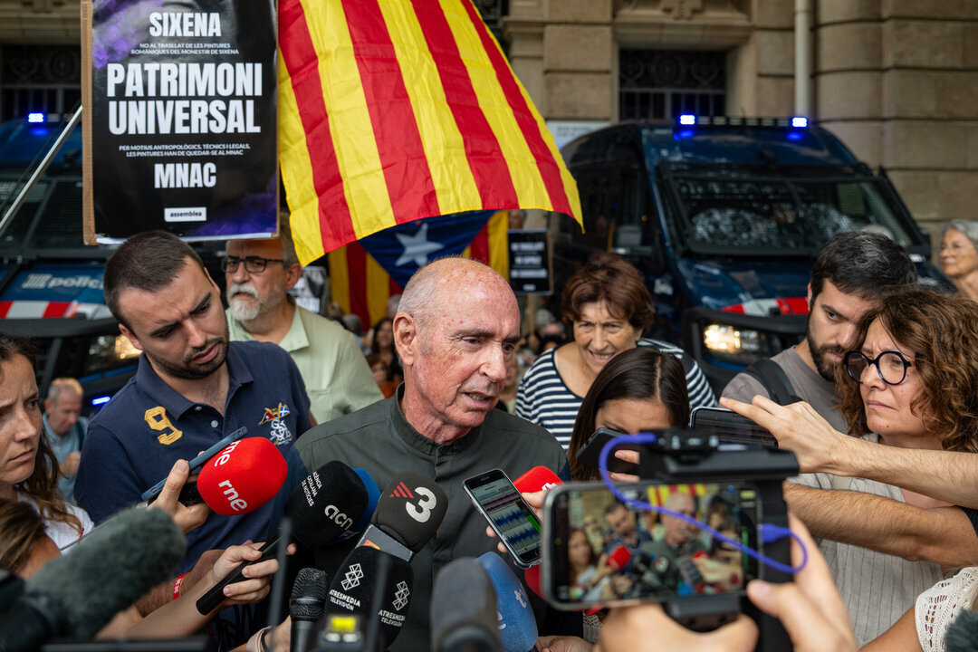 Un manifestante ofrece declaraciones a la prensa, durante la concentraci&oacute;n convocada por la ANC en contra de la sentencia que obliga a la Generalitat a devolver las pinturas de Sijena, a 28 de julio de 2025, en Barcelona. (Lorena Sop&ecirc;na / Europa Press)