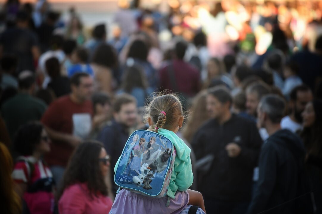 Una ni&ntilde;a a hombros de su padre el primer d&iacute;a de colegio (Firma: Fernando S&aacute;nchez / Europa Press)