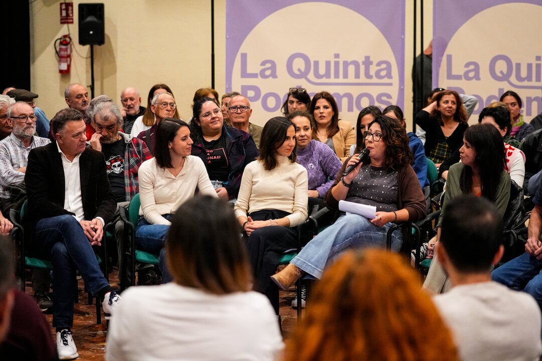 La secretaria general de Podemos Andaluc&iacute;a, Raquel Mart&iacute;nez, junto a Irene Montero e Ione Belarra durante un acto p&uacute;blico en el Centro C&iacute;vico Cerro del Aguila, a 7 de marzo de 2025 en Sevilla. (Foto:  Joaquin Corchero / Europa Press)