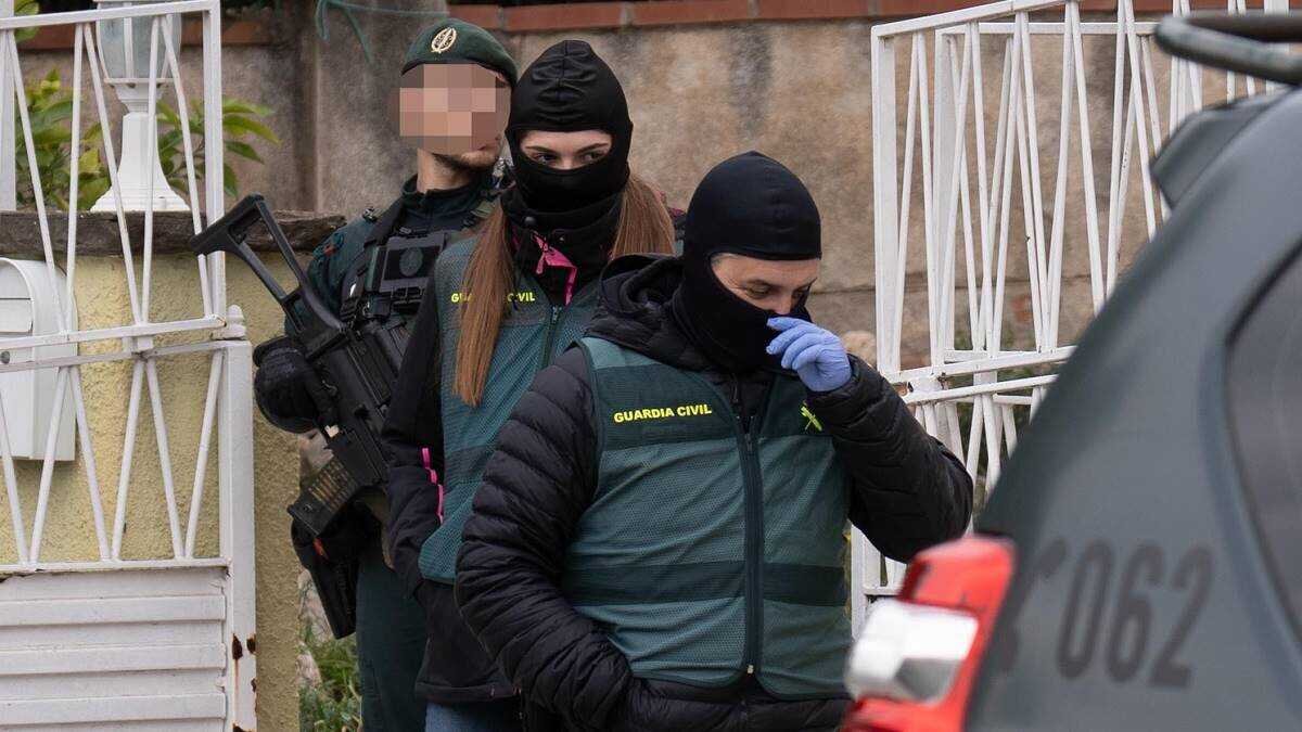 Agentes de la Guardia Civil durante una operaci&oacute;n policial antiyihadista (Firma: David Zorrakino / Europa Press).