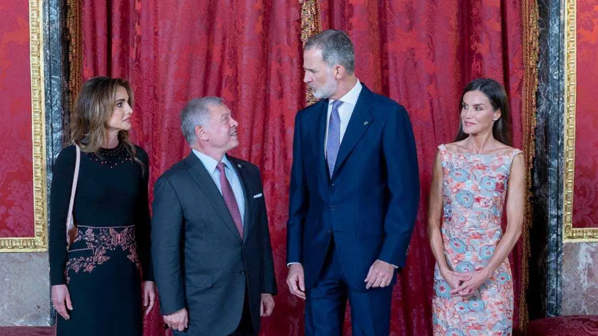 Los reyes de España, Felipe VI (2d) y Letizia (1d), reciben a los reyes de Jordania, Abdalá II bin Al Hussein (2i) y Rania (1i), antes de un almuerzo, en el Palacio Real (Firma: A.Ortega.POOL / Europa Press).