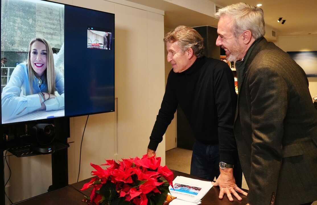 El l&iacute;der del PP, Alberto N&uacute;&ntilde;ez Feij&oacute;o, felicita por videoconferencia a la candidata 'popular' en las elecciones a la Junta de Extremadura, Mar&iacute;a Guardiola, junto al presidente del PP en Arag&oacute;n, Jorge Azc&oacute;n. (DAVID MUDARRA - PP)