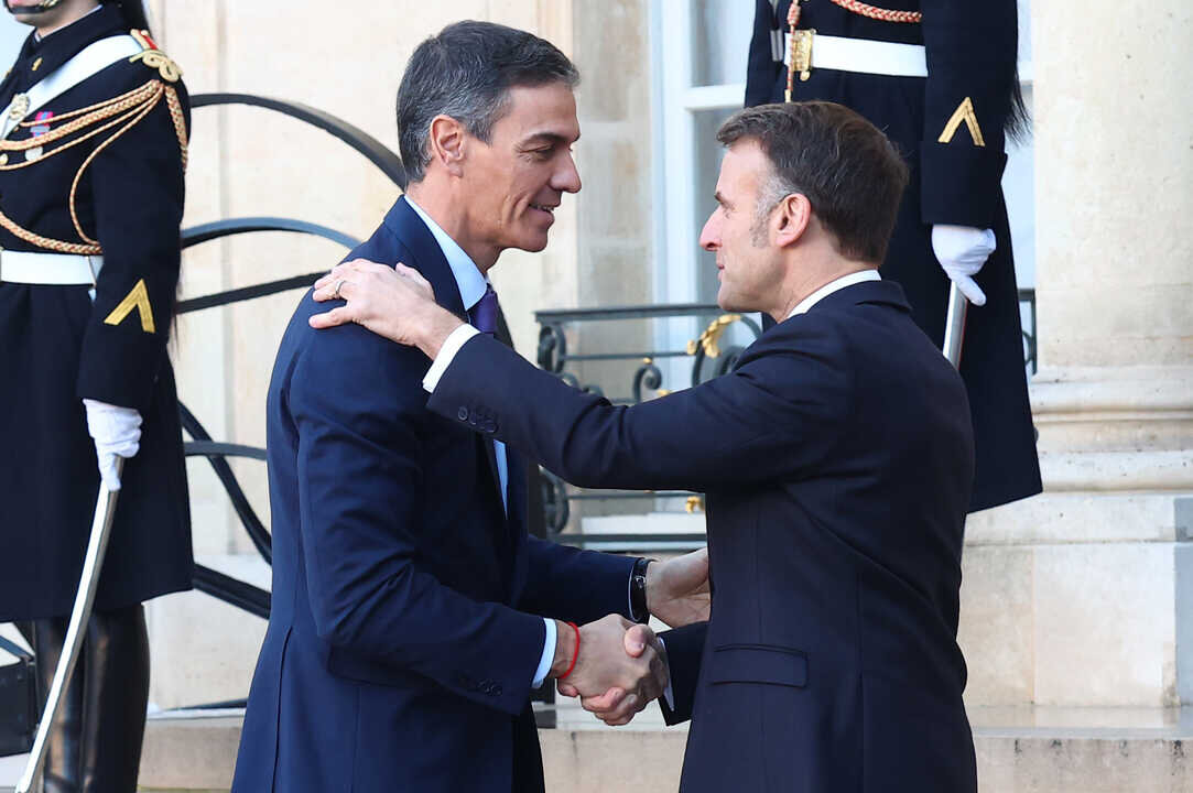 Pedro S&aacute;nchez junto a Emmanuel Macron en su llegada a la reuni&oacute;n de la Coalici&oacute;n de Voluntarios. (Pool Moncloa / Fernando Calvo)