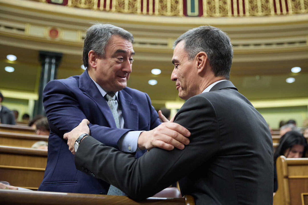El presidente del Gobierno, Pedro S&aacute;nchez (d), y el portavoz del PNV en el Congreso, Aitor Estaban (i), durante una sesi&oacute;n de control al Gobierno en el Congreso de los Diputados, a 26 de febrero de 2025, en Madrid (Jes&uacute;s Hell&iacute;n / Europa Press)