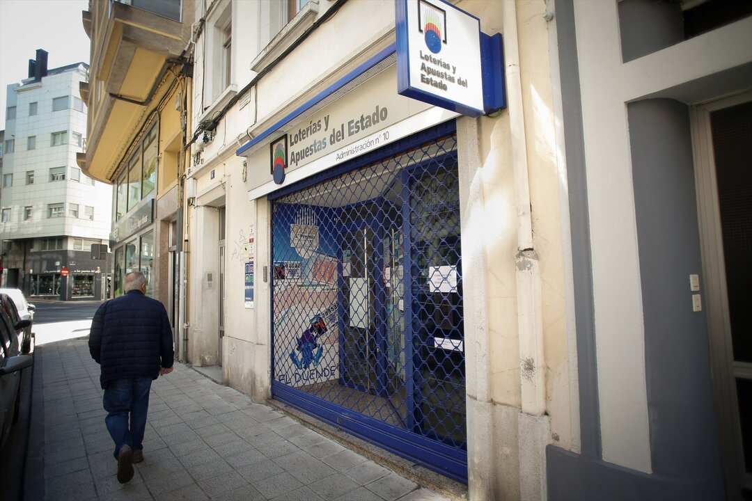 Un hombre pasa por la Administraci&oacute;n de loter&iacute;as n&ordm; 10, que est&aacute; cerrada por asuntos personales, despu&eacute;s de que hayan detenido a su lotero, 12 de junio de 2024, en Lugo, Galicia. (Foto: Carlos Castro / Europa Press)