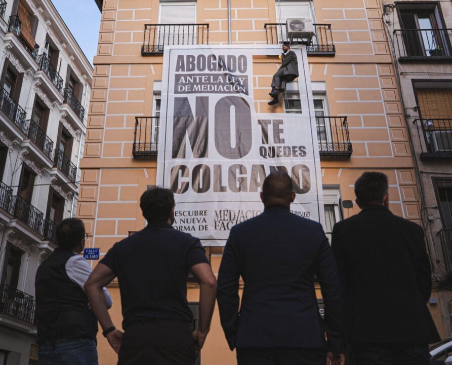 Un abogado 'colgado' frente al Ministerio de Justicia denuncia los efectos de la nueva Ley de Mediaci&oacute;n.