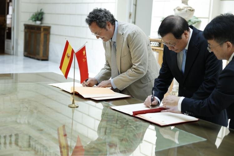 El Fiscal General del Estado, &Aacute;lvaro Garc&iacute;a Ortiz, y el Fiscal General de la Fiscal&iacute;a Suprema de la Rep&uacute;blica Popular  China, Ying Yong, durante la firma del acuerdo.