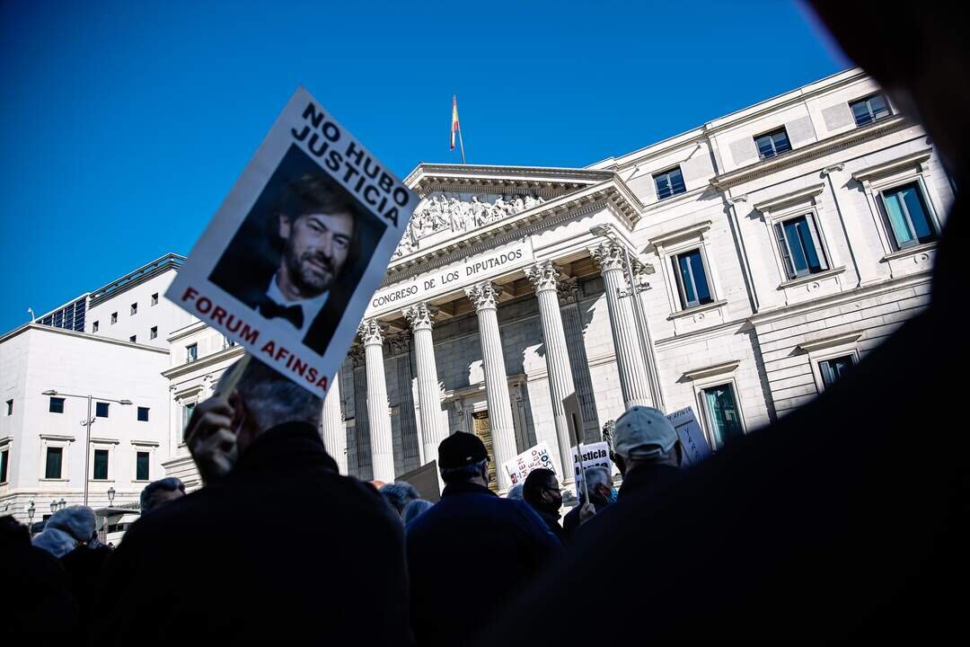 Concentraci&oacute;n ante el Congreso de los jubilados afectados por la estafa de Afinsa y F&oacute;rum. Foot: Europa Press.