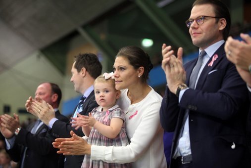 Los pr&iacute;ncipes Daniel y Victoria, junto a la princesa Estela, en el Open de Tenis de Estocolmo