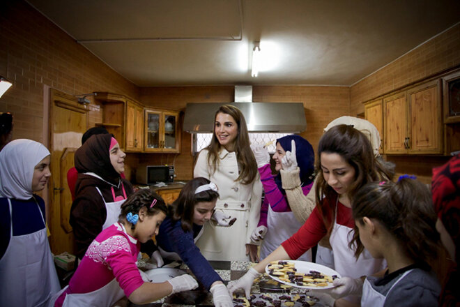 La reina Rania durante su visita a un orfanato de Amm&aacute;n.