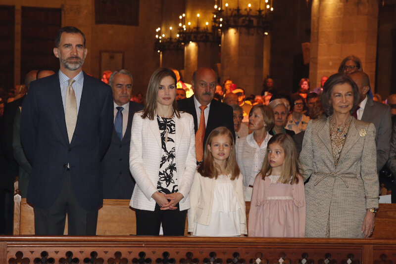 Los reyes Felipe y Letizia junto a sus hijas y la reina Sof&iacute;a.