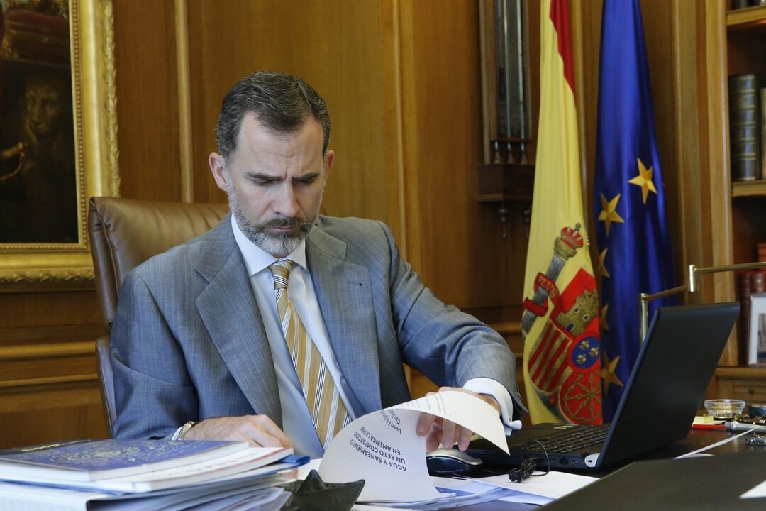 El rey Felipe trabaja en su despacho del Palacio de la Zarzuela.