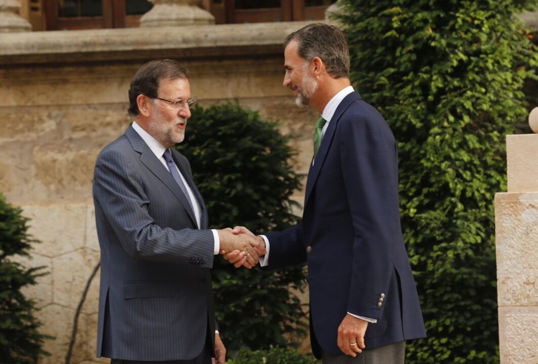 Felipe VI y Mariano Rajoy antes del despacho en Marivent, 2015.