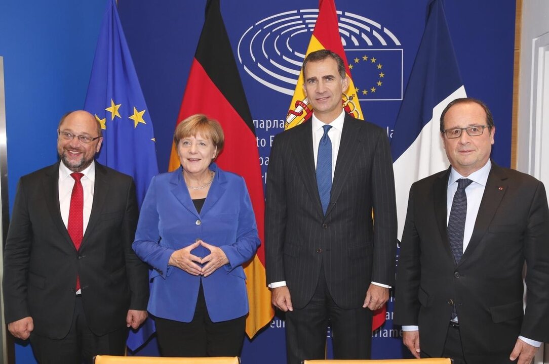 Felipe VI, con Martin Schulz, Angela Merkel y Fran&ccedil;ois Hollande.