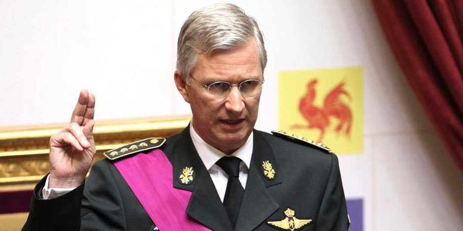 El rey Felipe de B&eacute;lgica jura ante un escudo de la regi&oacute;n de Valonia.