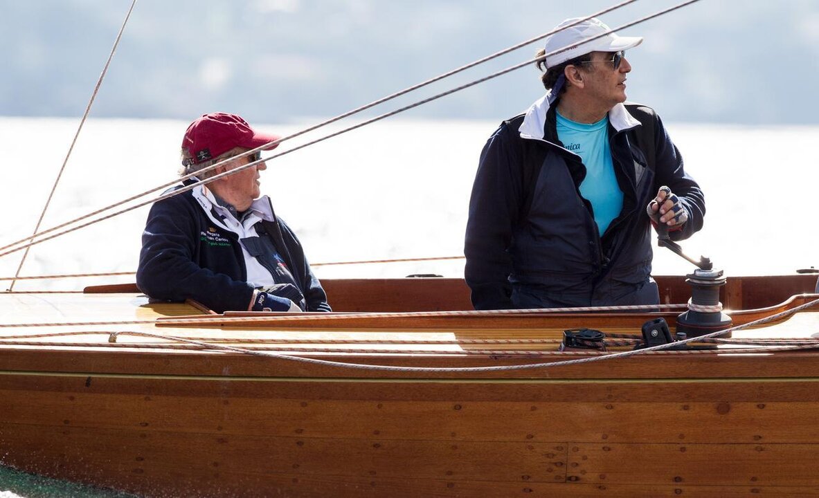 El rey Juan Carlos y Pedro Campos navegan cerca de Sanxenxo en el nuevo Brib&oacute;n.