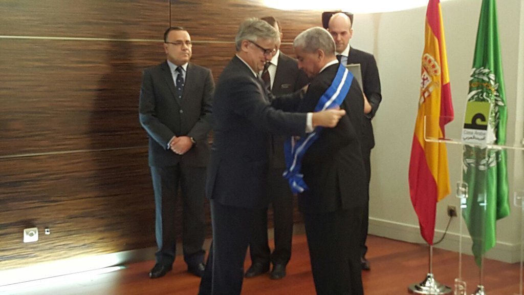 Ignacio Yb&aacute;&ntilde;ez otorga la condecoraci&oacute;n al embajador Hassine Bouzid (Fotograf&iacute;a: @IgnacioYbanez)