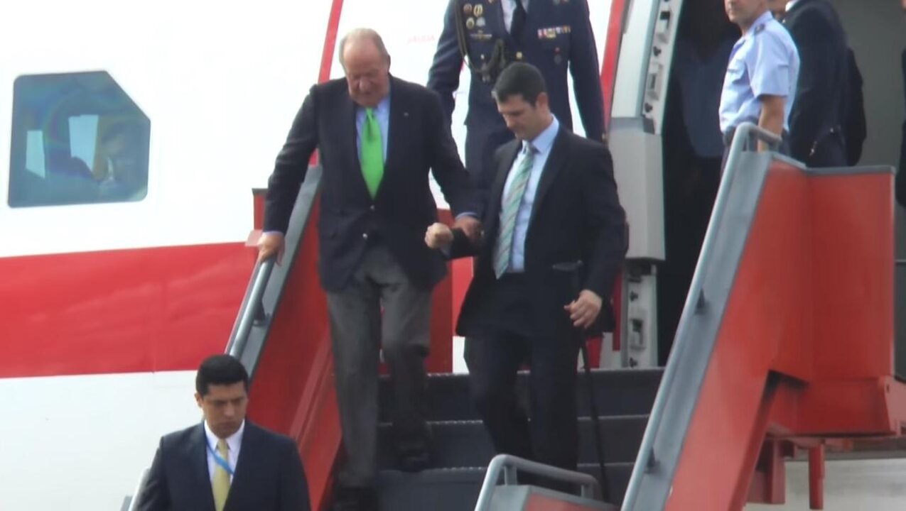 El rey Juan Carlos baja del avi&oacute;n al llegar a Guatemala.