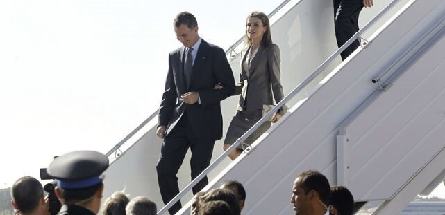 Los reyes Felipe y Letizia bajan del avi&oacute;n en un viaje oficial.