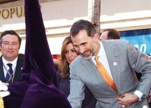 Felipe VI, en una procesi&oacute;n de Semana Santa en Sevilla.