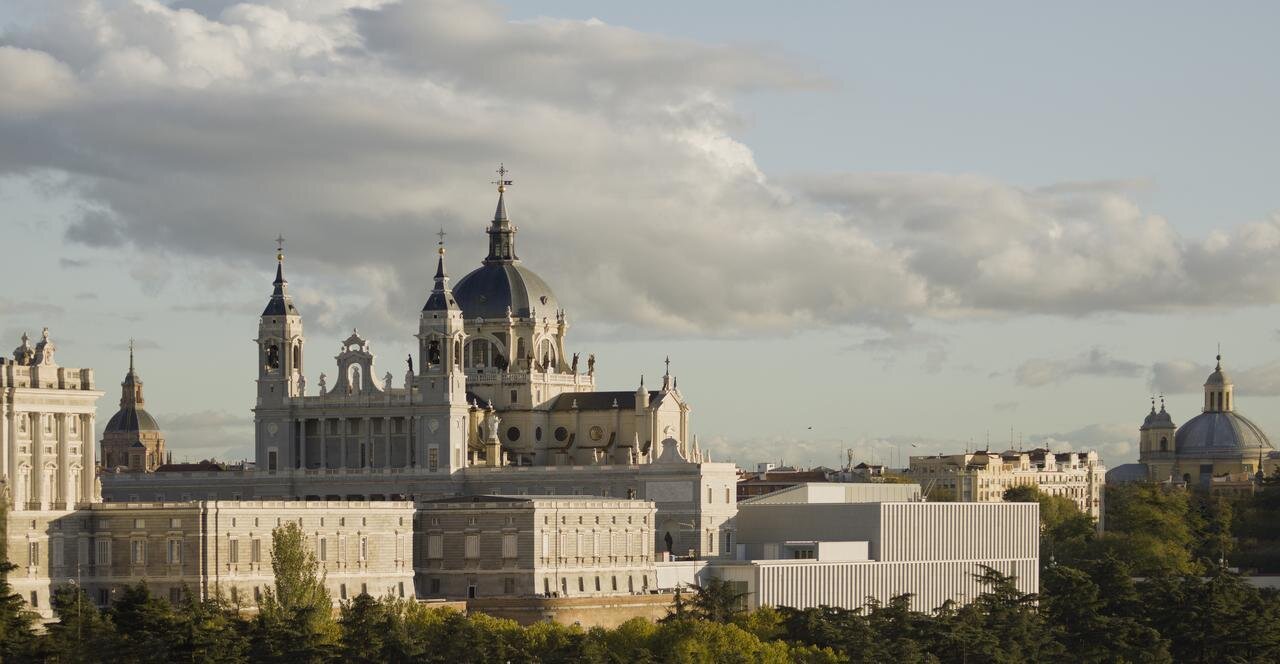 Museo de las Colecciones Reales, junto al Palacio Real y la Catedral de la Almudena.