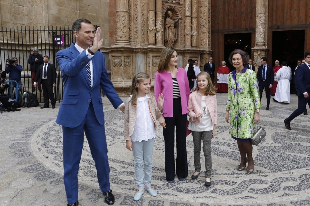 Los reyes, las infantas y la reina Sof&iacute;a, en la catedral de Palma.